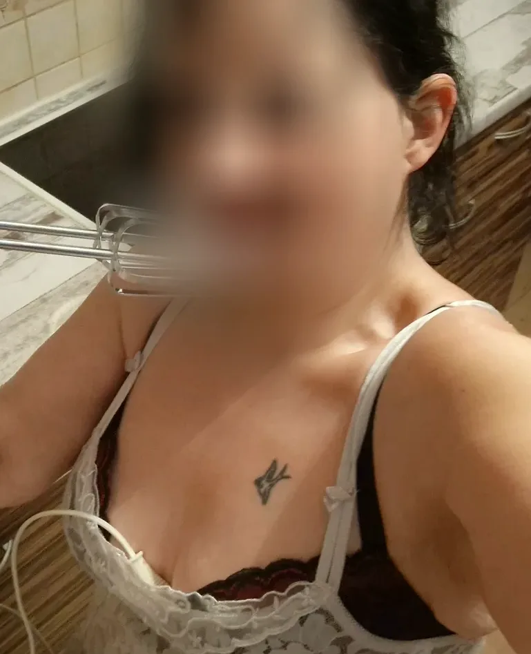 Emina, 36